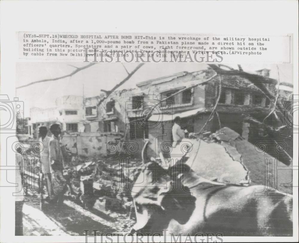 1965 Press Photo People looking at hospital hit by a bomb in Ambala, India - Historic Images