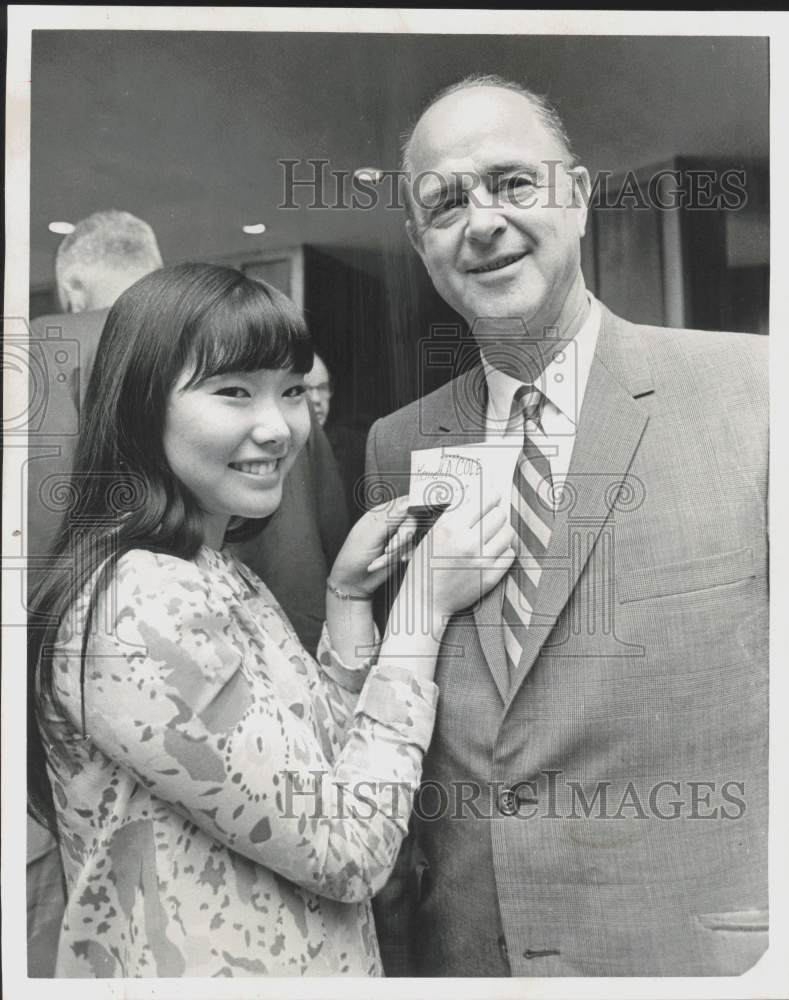 1969 Press Photo Karlyne Omoto pins a tag on Mayor Kenneth Cole at convention - Historic Images