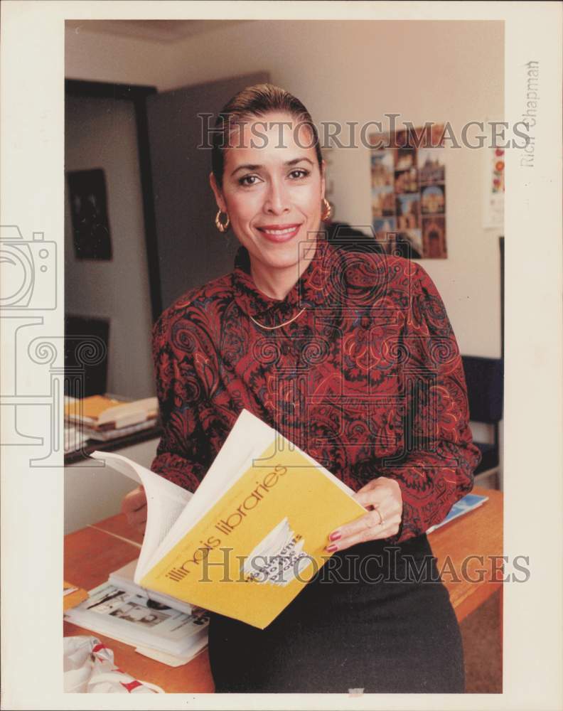 1991 Press Photo Illinois Librarian Helen Ladron de Guevara - afa35714 - Historic Images