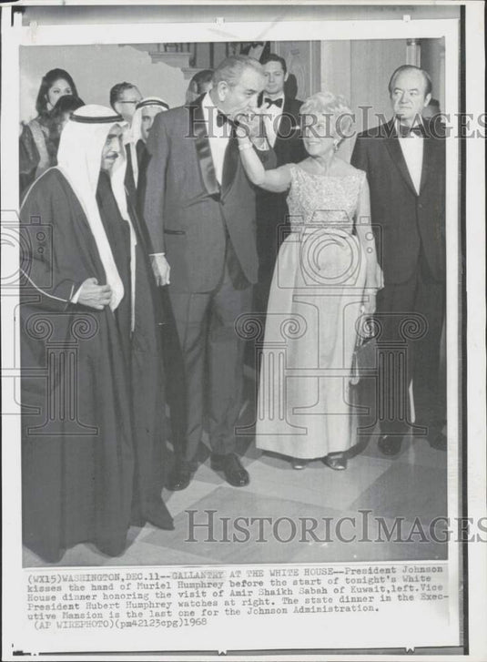1968 Press Photo President Johnson kisses hand of Muriel Humphrey at dinner - Historic Images