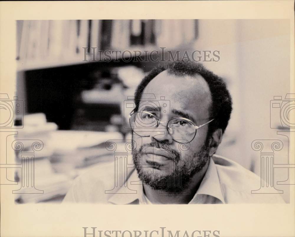 1992 Press Photo Dr. Conrad Worrill In Northeastern Illinois University Office - Historic Images