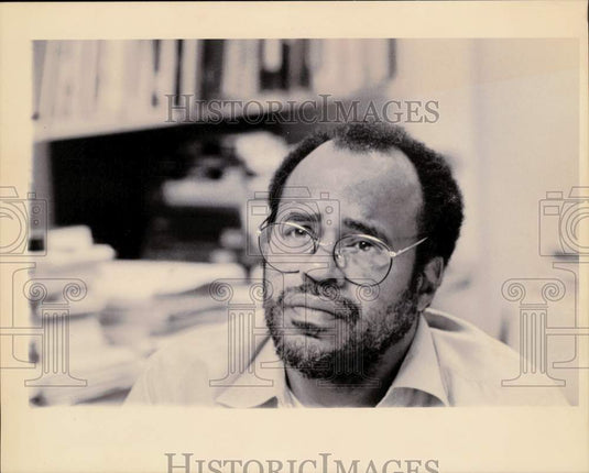 1992 Press Photo Dr. Conrad Worrill In Northeastern Illinois University Office - Historic Images