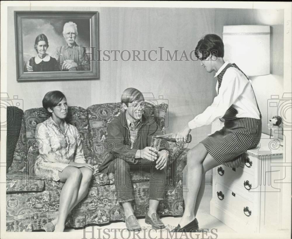 1967 Press Photo The family of Dr. Robert Gilberts at their home in Colorado. - Historic Images