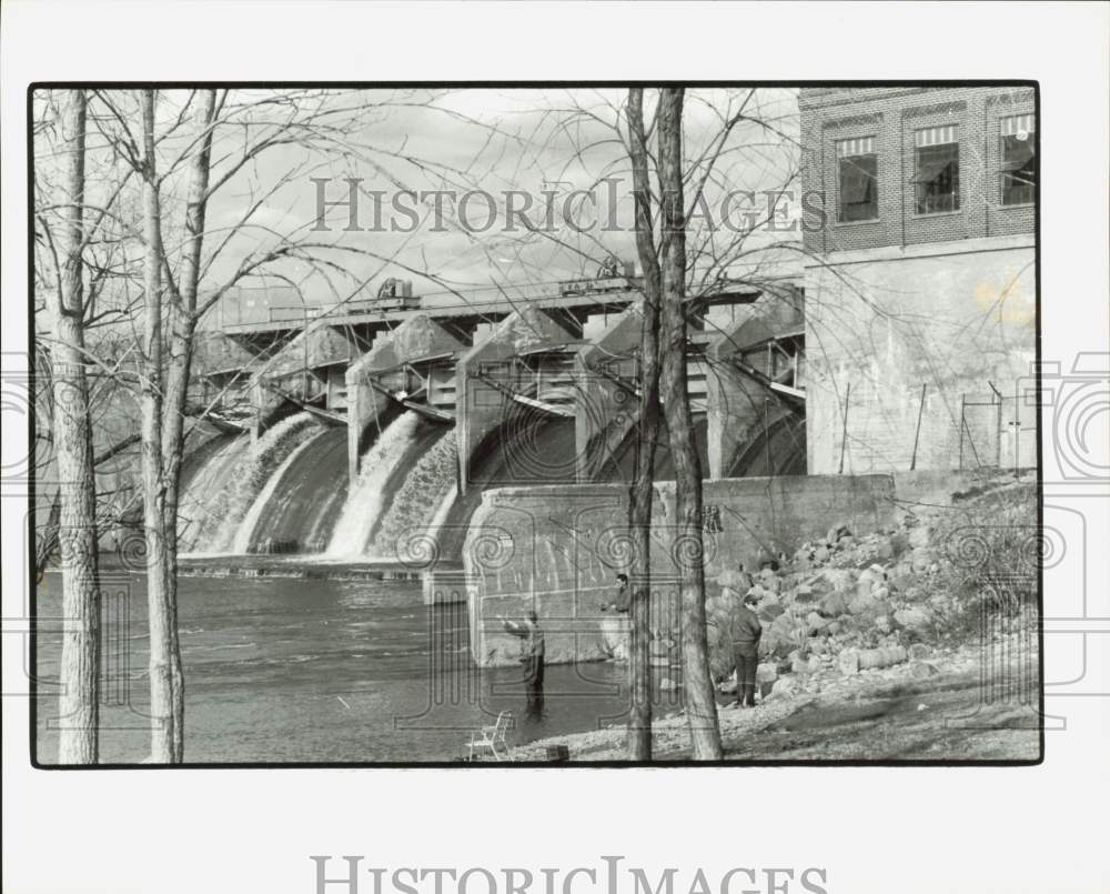 1988 Press Photo Water spills over Michigan&#39;s Sanford Dam - afa36588 - Historic Images