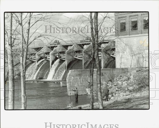 1988 Press Photo Water spills over Michigan's Sanford Dam - afa36588 - Historic Images
