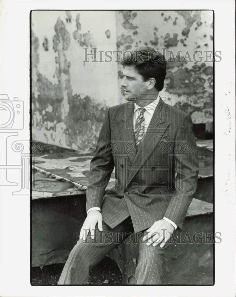 1987 Press Photo Male model in fashionable suit. - afa37330 - Historic Images