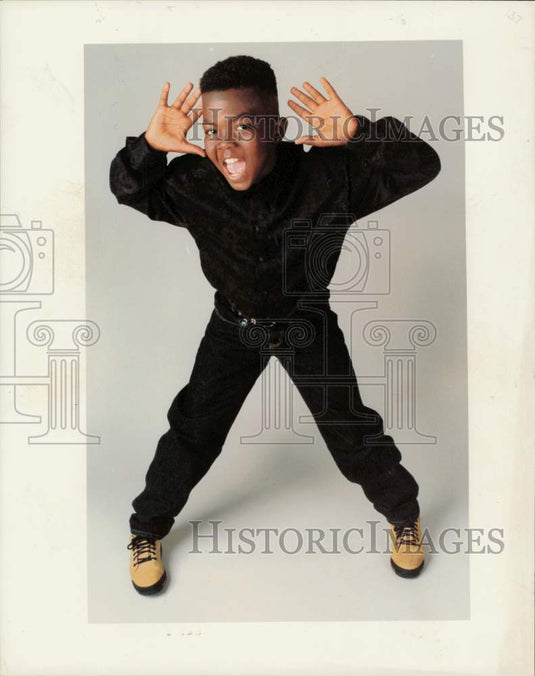 1992 Press Photo Youngster models winning outfit from Cheap Fashion Contest. - Historic Images