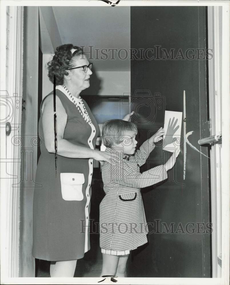 1971 Press Photo Bette Smith and Margaret Schneider hang hand on school door. - Historic Images