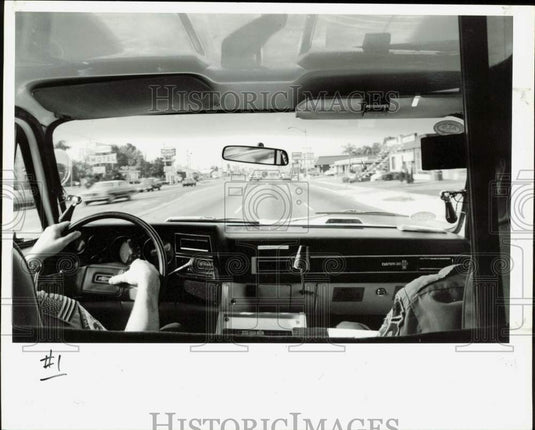 1987 Press Photo Paramedics Frank Thomas and Steve Watkins rush to accident. - Historic Images