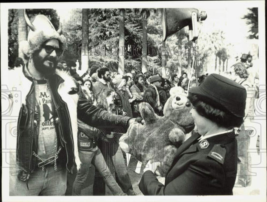 1986 Press Photo Modified Motorcycle member donates toy to Salvation Army. - Historic Images