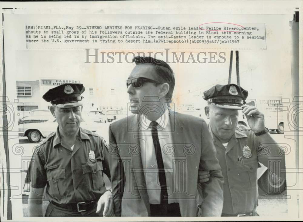 1967 Press Photo Felipe Rivero of Cuba shouts to group outside building in Miami- Historic Images