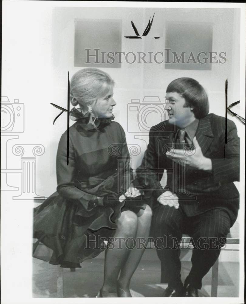 1971 Press Photo Mrs. Joseph Hudson and Richard Anuskiewicz chat - afa39042 - Historic Images