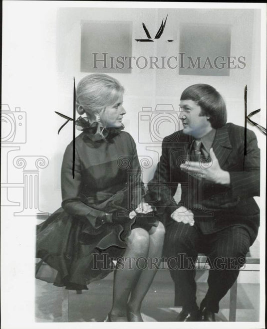 1971 Press Photo Mrs. Joseph Hudson and Richard Anuskiewicz chat - afa39042 - Historic Images
