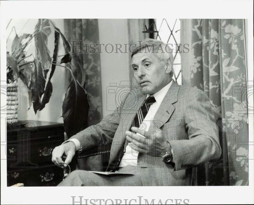 1984 Press Photo Jose Dedeurwaerder, President of AMC, Speaking in Detroit- Historic Images