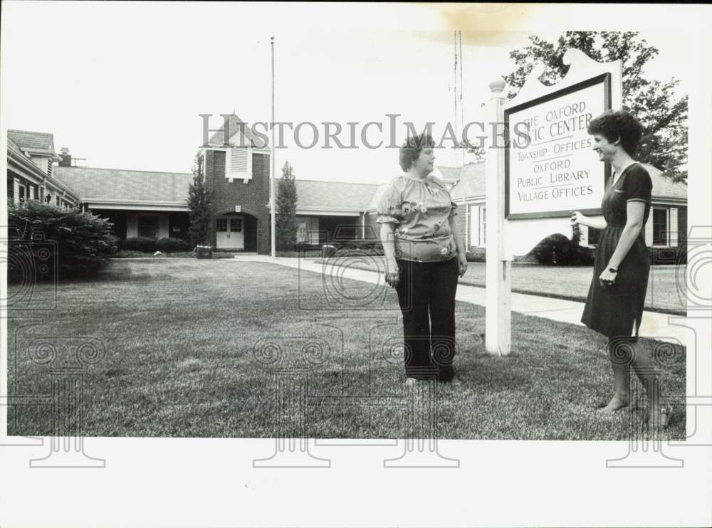 1981 Press Photo Clerks Nancy Miller and Clara Sanderson at Oxford, Michigan - Historic Images