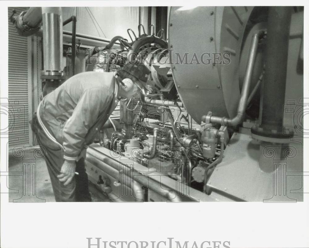 1988 Press Photo Operator Gene Dewimille Riverview Landfill Gas Recovery Project - Historic Images