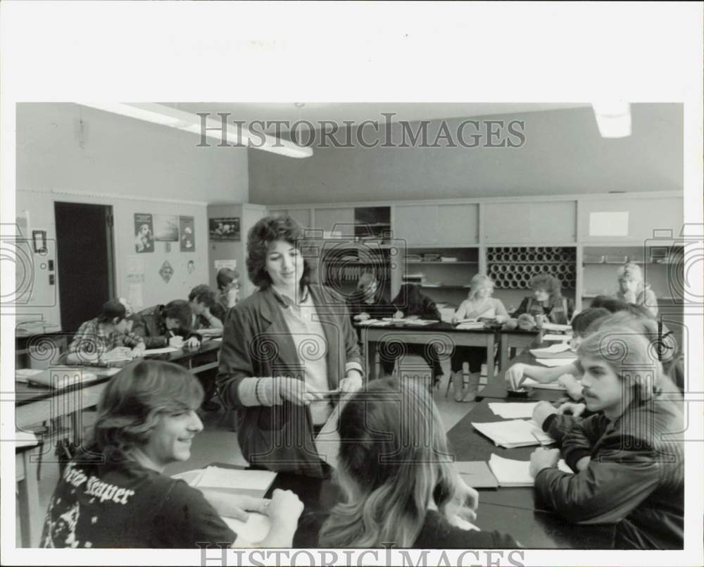 1986 Press Photo Students Chat in Nancy Purdom&#39;s English Class Richmond Michigan - Historic Images