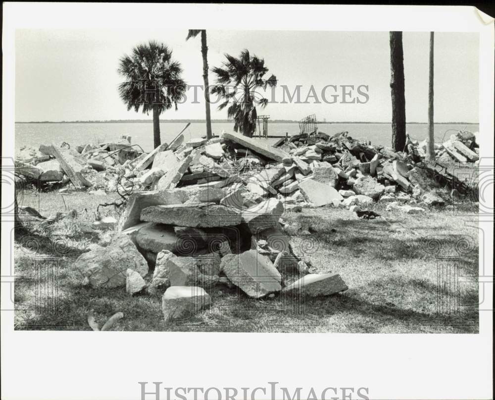 1986 Press Photo Rocks Used to Shore Up Lawns on Victoria Drive in Dunedin- Historic Images