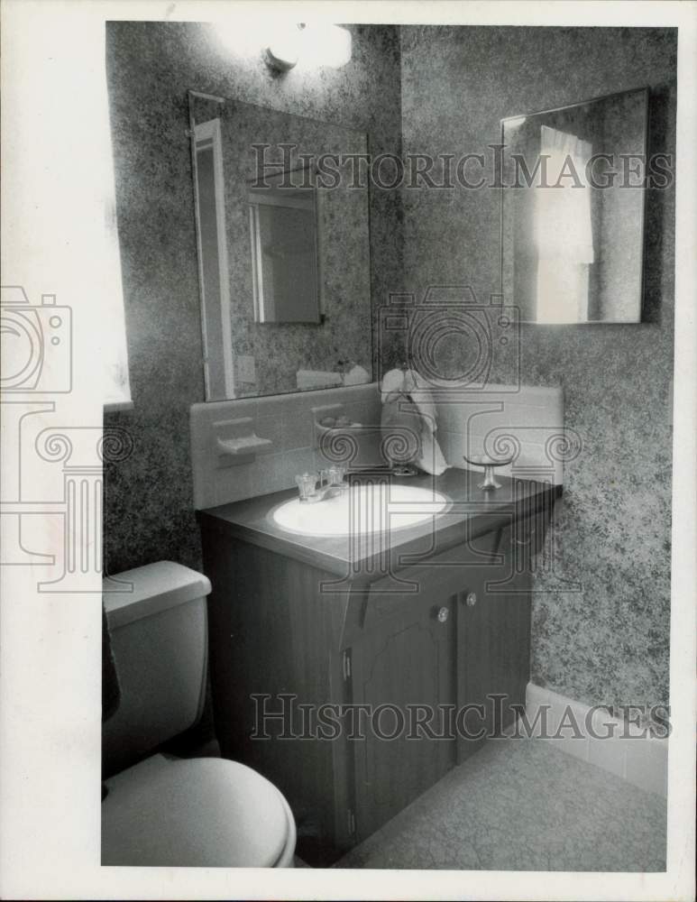 1968 Press Photo Empress Model Home Bathroom with Foil Wallpaper - afa40360 - Historic Images