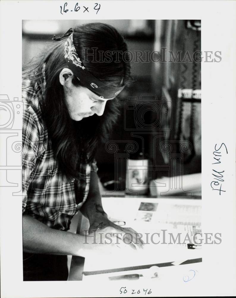 1987 Press Photo Mark Dahlberg Prepares Supplement, St. Paul Pioneer Press - Historic Images