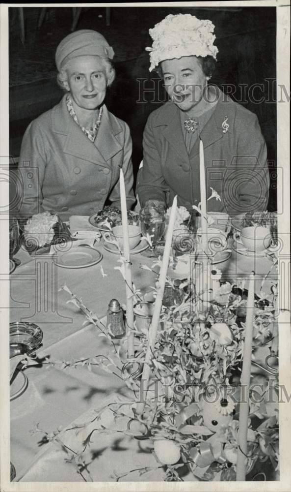 1964 Press Photo Mrs. Manual Laderman and Mrs. Ainslie Whyman at concert party - Historic Images