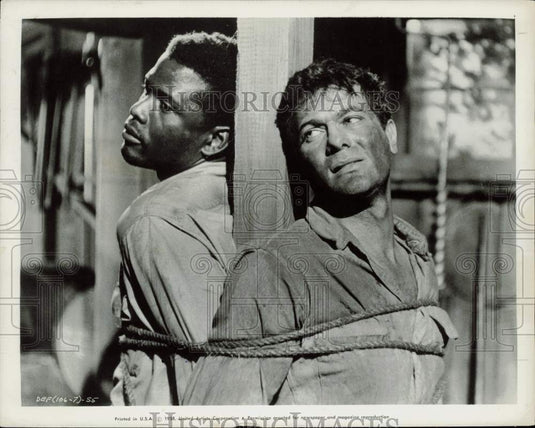 1958 Press Photo Sidney Poitier and Tony Curtis star in "The Defiant Ones." - Historic Images