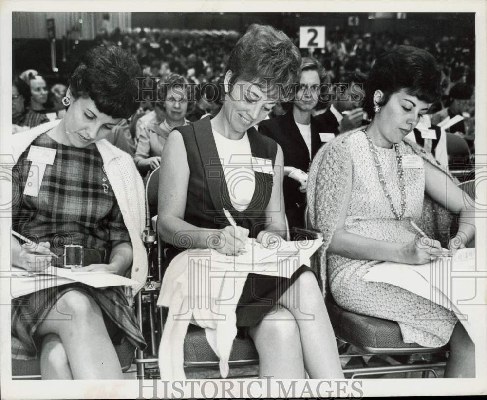 1966 Press Photo PTA members take notes at session during convention in Tampa - Historic Images