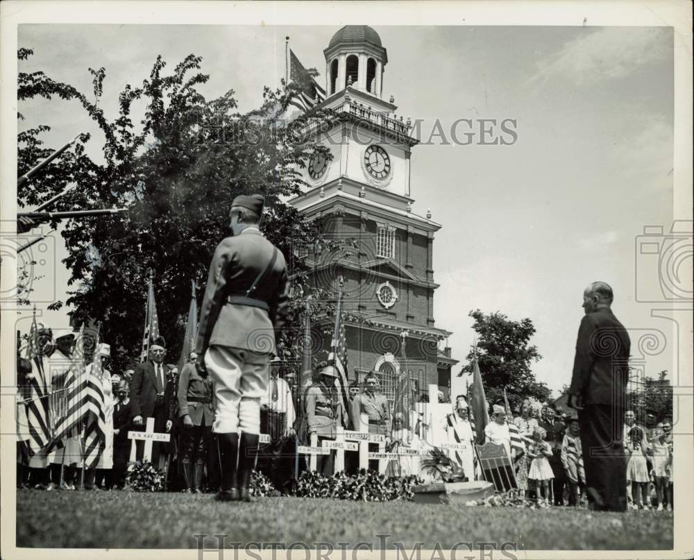 1987 Press Photo Reverend McDonald leads Deerfield Village recreation event. - Historic Images