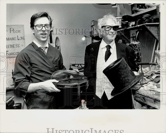 1989 Press Photo Lincoln's Hatbox Restored at Del Lago Shoe Service in Wilmette - Historic Images