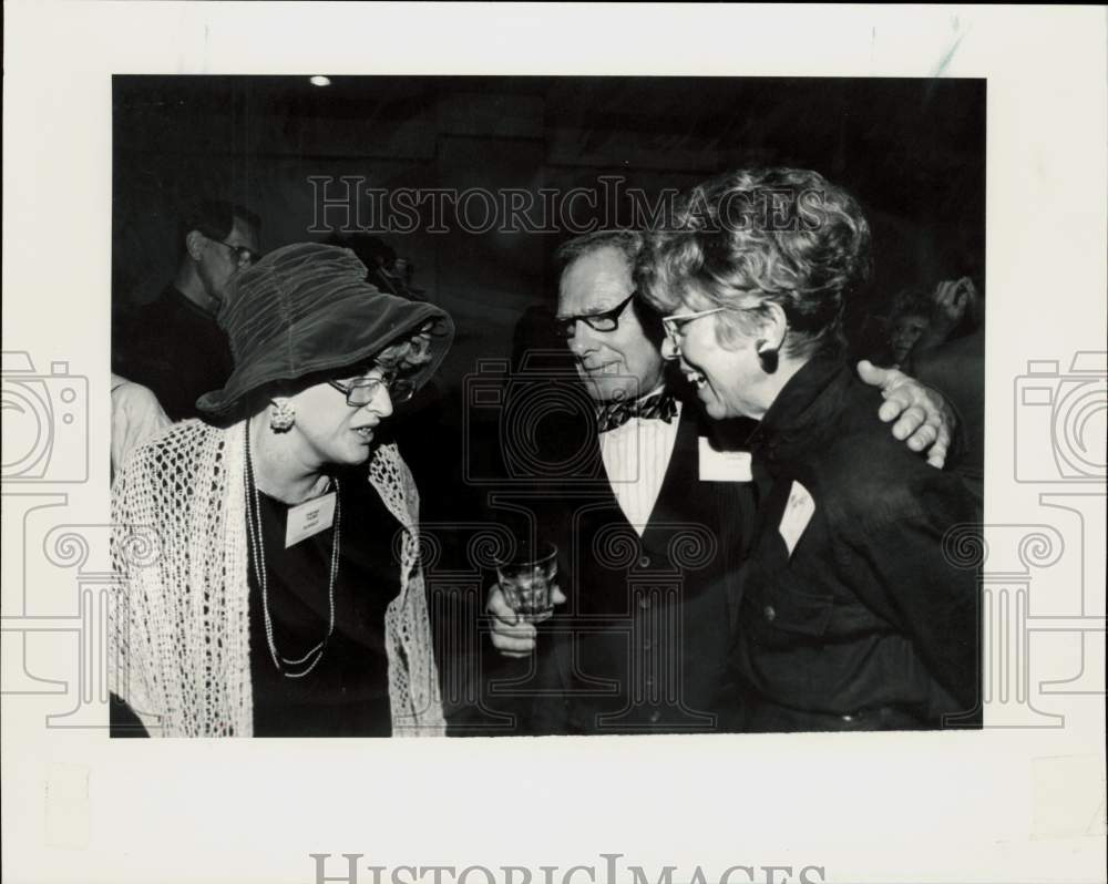 1993 Press Photo Carol Murray and Tony McGee talk with Joyce Smith at event - Historic Images