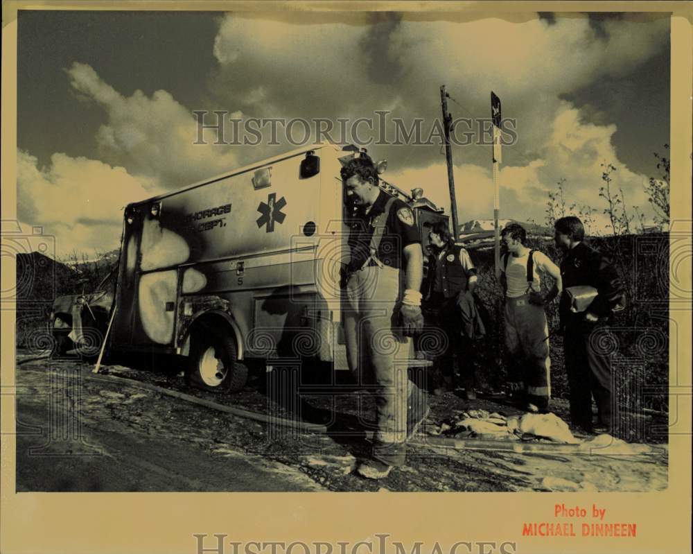 1989 Press Photo Paramedic Unit Vehicle Destroyed by Fire on Toilsome Road - Historic Images