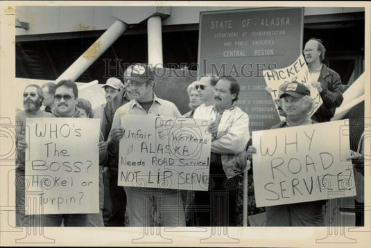 1991 Press Photo Group of Alaskan Road Service Picketers with Signs - afa42206 - Historic Images