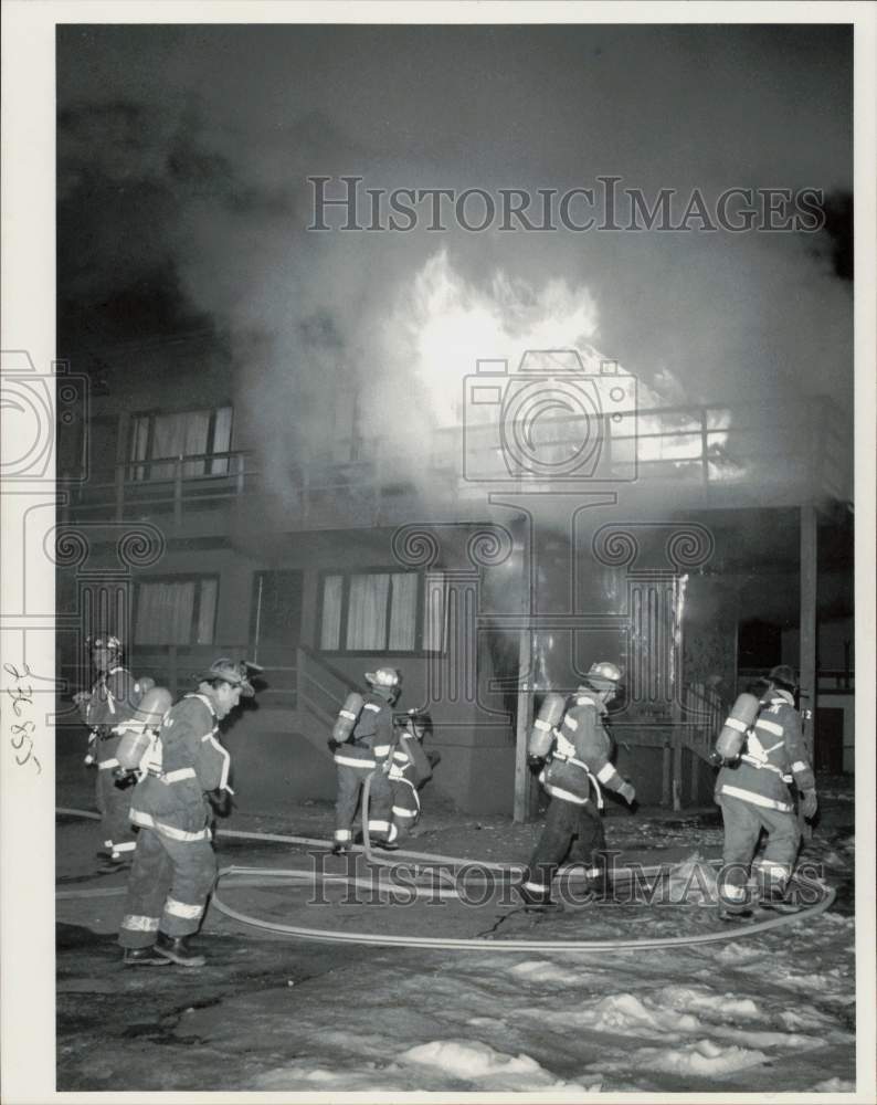 1991 Press Photo Firefighters about to battle a blaze in a building - afa42296 - Historic Images