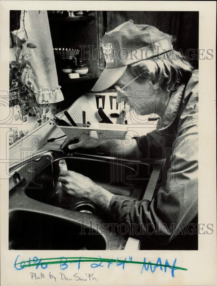 1986 Press Photo Man fills vial with water at sink - afa42381 - Historic Images