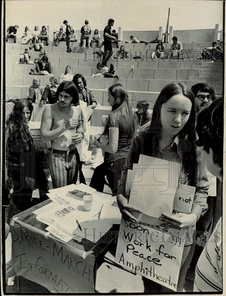 1972 Press Photo Students Sign Anti-War Petitions at University of Illinois - Historic Images