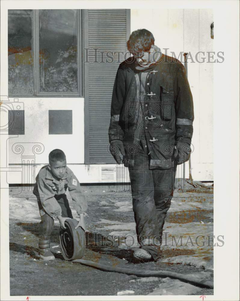 1990 Press Photo Boy Andre Wright with Fireman Ken Widmer, Rolling Hose - Historic Images