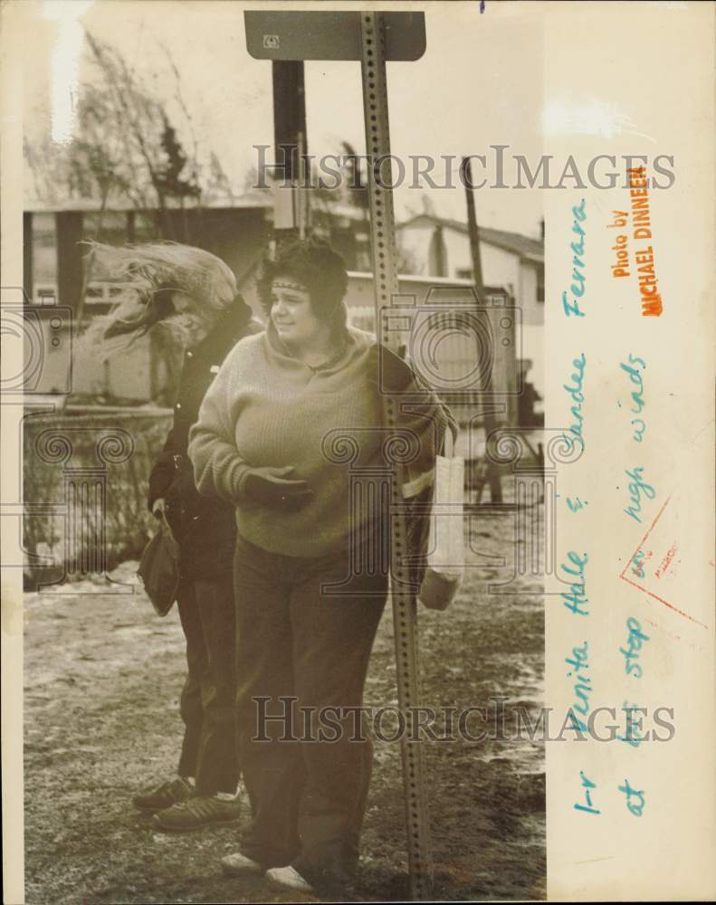 1982 Press Photo Venita Hale and Sandee Ferrara at Bus Stop in High Winds - Historic Images