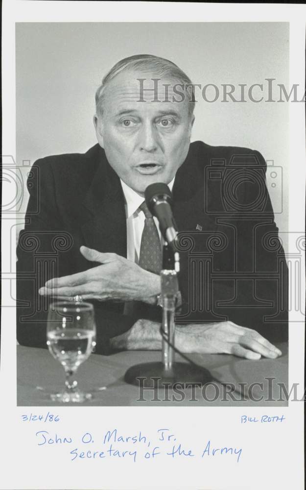 1986 Press Photo John O. Marsh, Jr., Secretary of the Army, at Press Conference - Historic Images