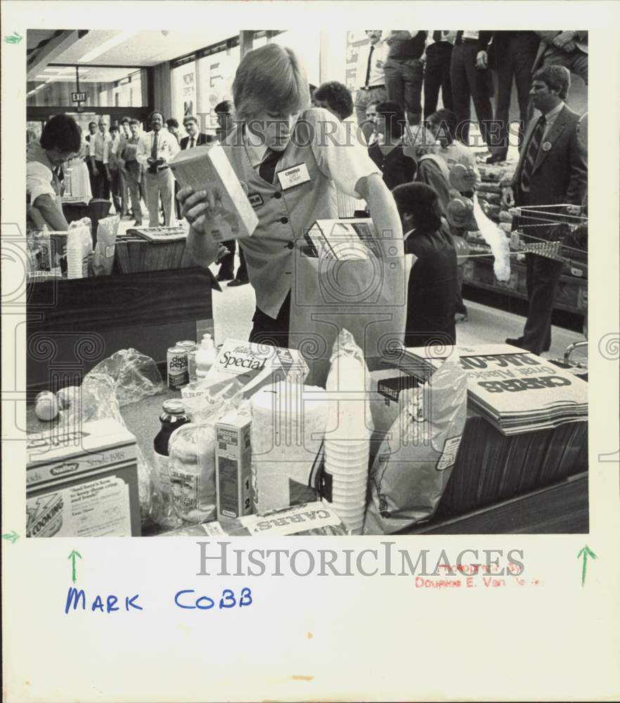 1985 Press Photo Mark Cobb, Grocery Store Employee, Bagging Items in Anchorage - Historic Images