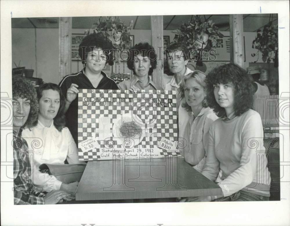 1982 Press Photo Richey PTA group plans school dinner at Michael&#39;s Italian Foods - Historic Images