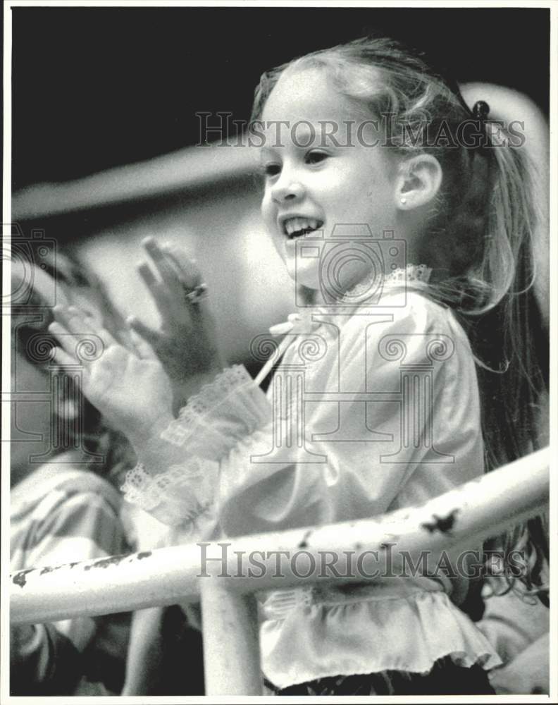 1983 Press Photo Holly Greene Watches Ringling Brothers Circus Performance - Historic Images