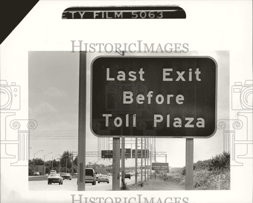 1983 Press Photo Street Sign Warning of Last Exit Before Toll Plaza - afa50035 - Historic Images