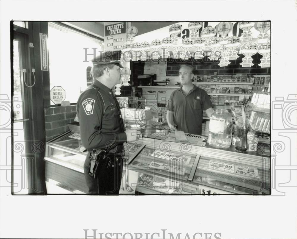 1991 Press Photo Troutman Police Chief Wayne Mills talks to shop owner - Historic Images