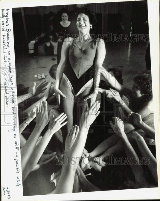 1983 Press Photo Students push singer Virginia Browning at movement workshop- Historic Images
