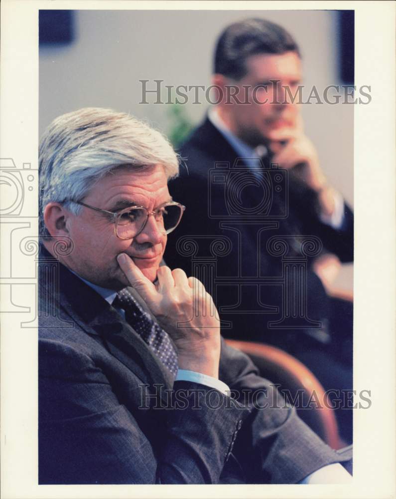 1997 Press Photo Business Executive Allan Gilmore Ponders in Meeting, Detroit - Historic Images