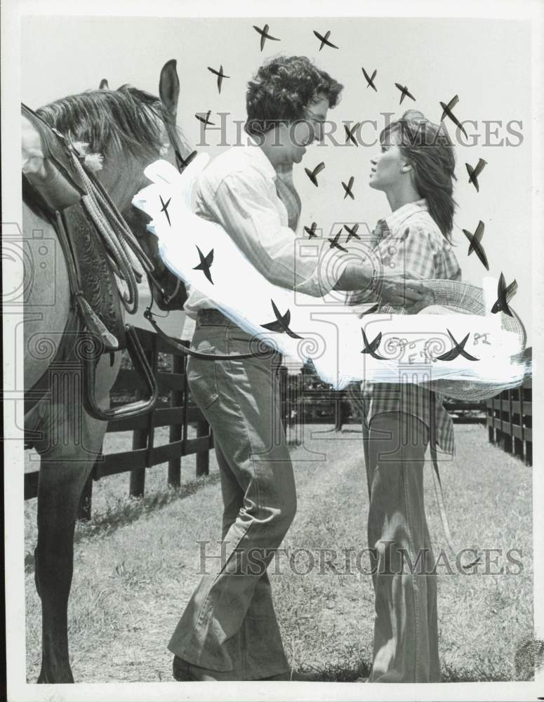 1979 Press Photo Patrick Duffy and Victoria Principal in scene from &quot;Dallas.&quot; - Historic Images