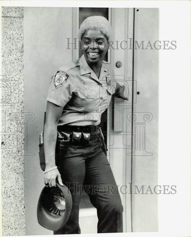 1974 Press Photo Diana Little prepares to go on duty at New York&#39;s 13th Precinct - Historic Images