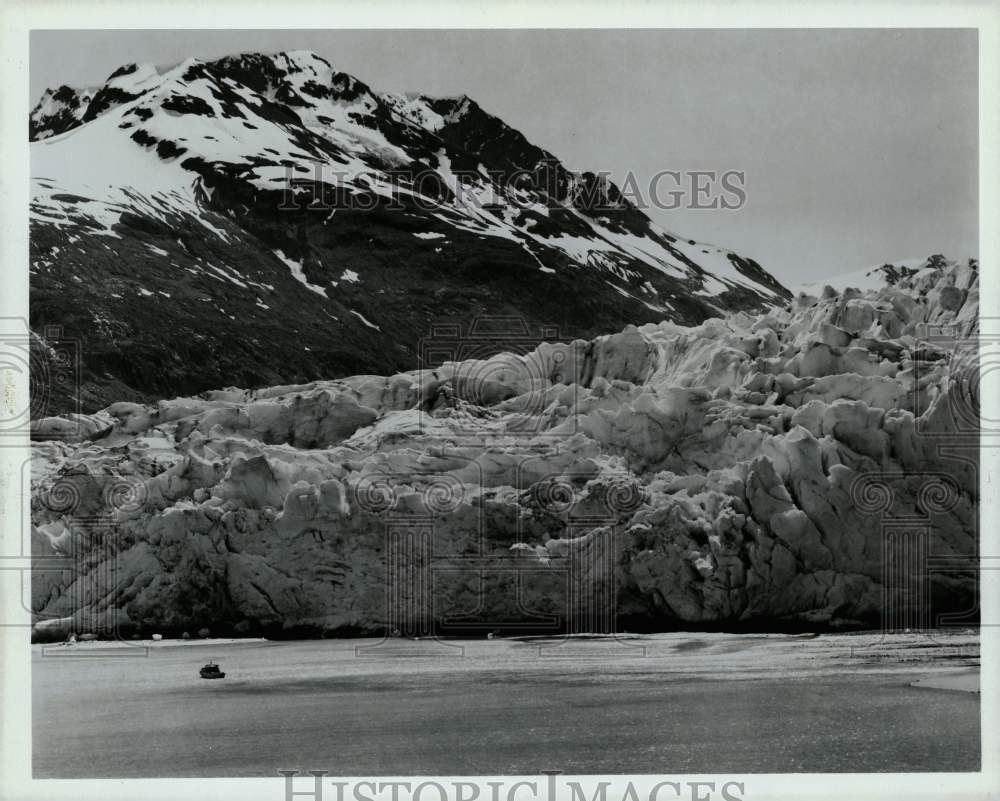 Press Photo A luxury yacht overnights near Reid Glacier in Alaska - afx00026 - Historic Images