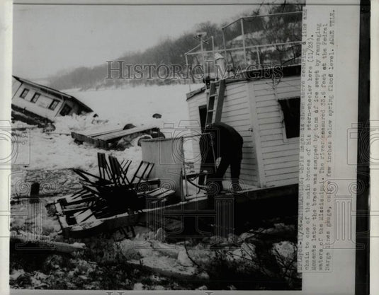 Press Photo Chris Hagen secures a line to his stern-wheeler in Minneapolis - Historic Images