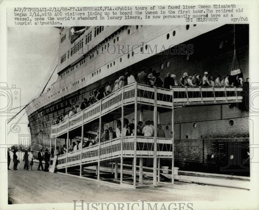 1969 Press Photo Queen Elizabeth visitors line up to board the liner in Florida - Historic Images